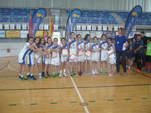 Las chicas se han proclamado campeonas regionales escolares  de baloncesto alevín